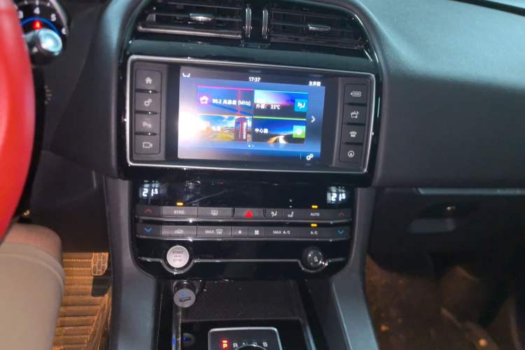 Used Jaguar F-PACE 2018 2.0T Four-Wheel Drive Urban Luxury Edition Audio And AC Panel