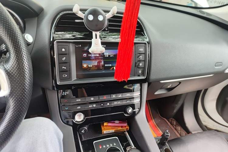 Used Jaguar F-PACE 2018 2.0T Two-Wheel Drive Urban Deluxe Edition Audio And AC Panel