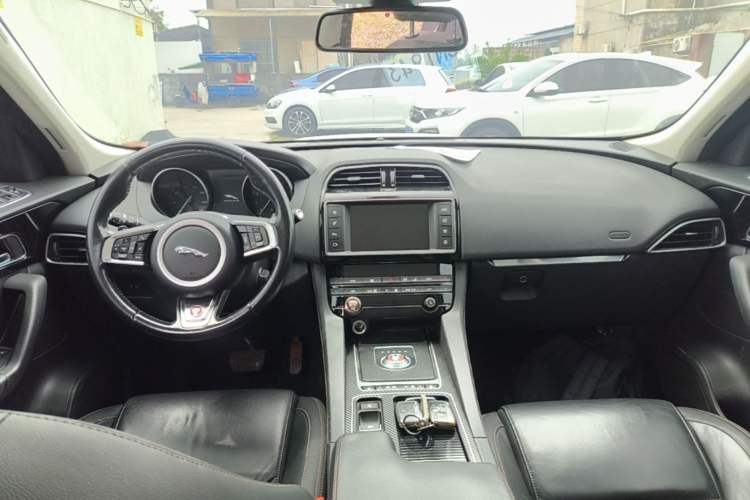Used Jaguar F-PACE 2018 2.0T Four-Wheel Drive Urban Luxury Edition Center Console