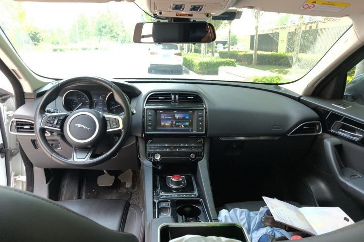 Used Jaguar F-PACE 2018 2.0T Four-Wheel Drive Urban Luxury Edition Center Console