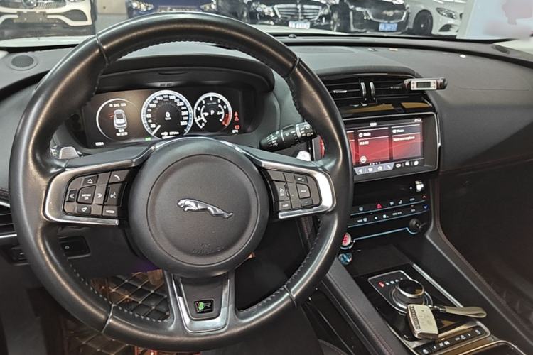 Used Jaguar F-PACE 2018 2.0T All-Wheel Drive R-Sport Sport Edition Center Console