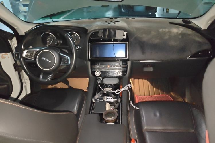 Used Jaguar F-PACE 2018 2.0T Four-Wheel Drive Urban Luxury Edition Center Console