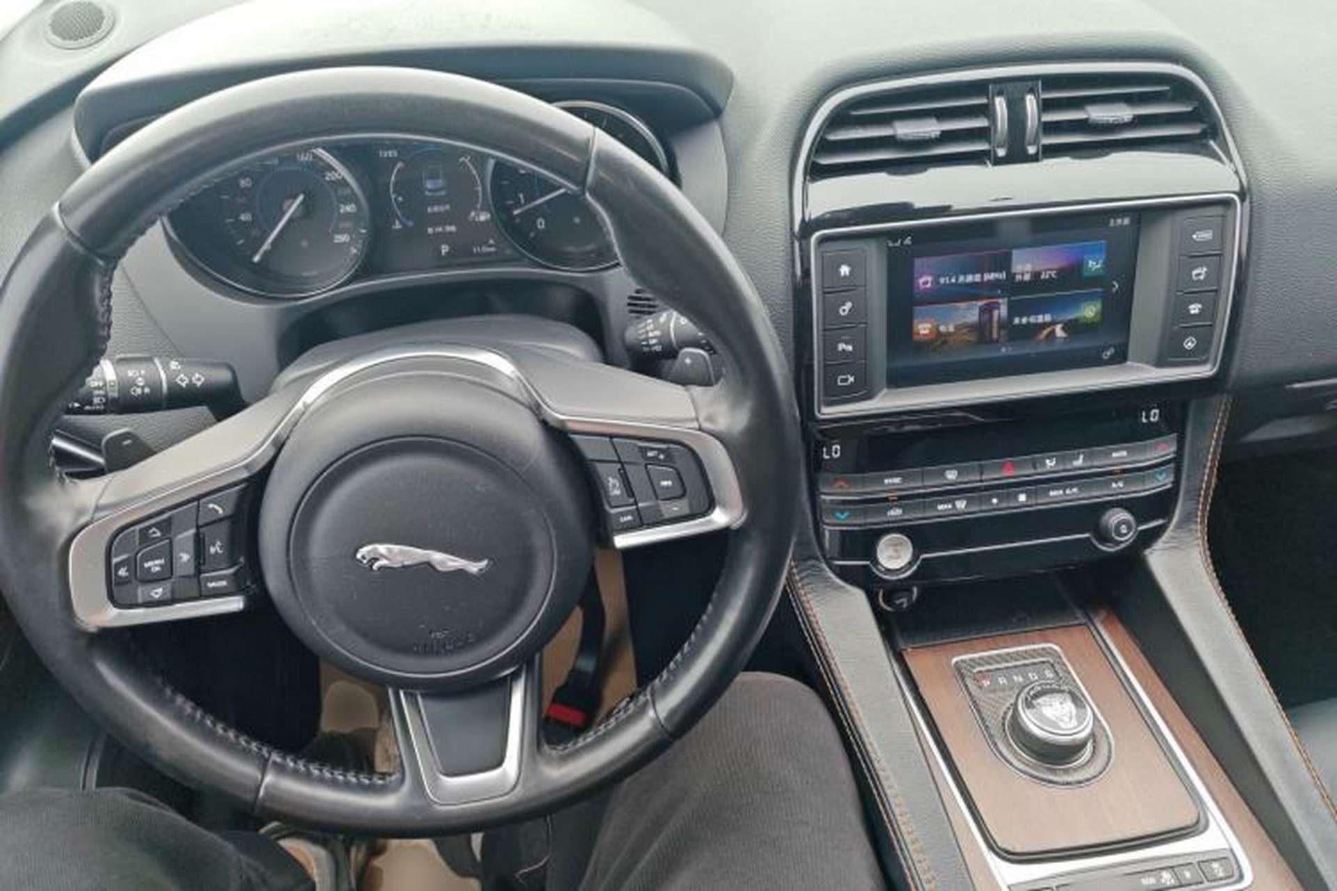 Used Jaguar F-PACE 2018 2.0T Four-Wheel Drive Urban Luxury Edition Center Console