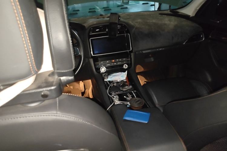 Used Jaguar F-PACE 2018 2.0T Four-Wheel Drive Urban Luxury Edition Center Console