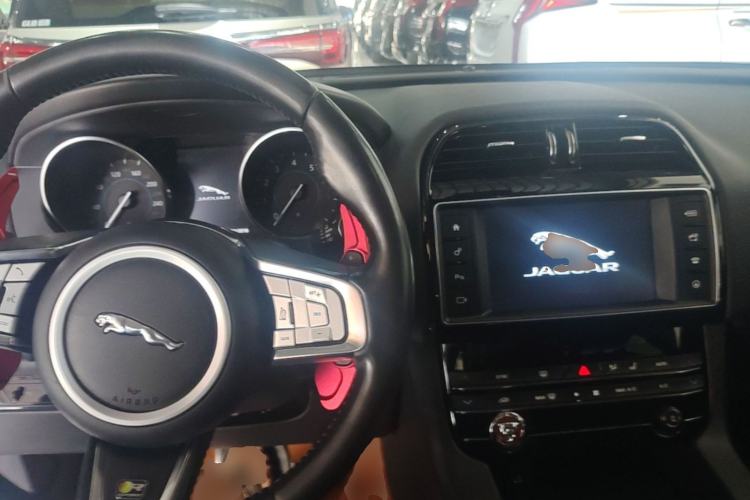 Used Jaguar F-PACE 2018 2.0T Two-Wheel Drive Urban Deluxe Edition Center Console