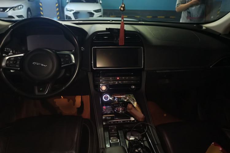 Used Jaguar F-PACE 2018 2.0T All-Wheel Drive R-Sport Sport Edition Center Console