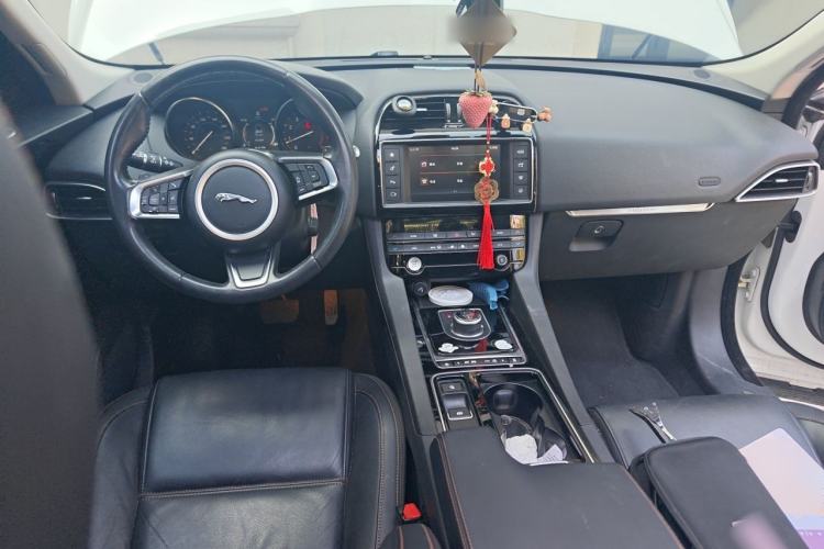 Used Jaguar F-PACE 2018 2.0T Four-Wheel Drive Urban Luxury Edition Center Console