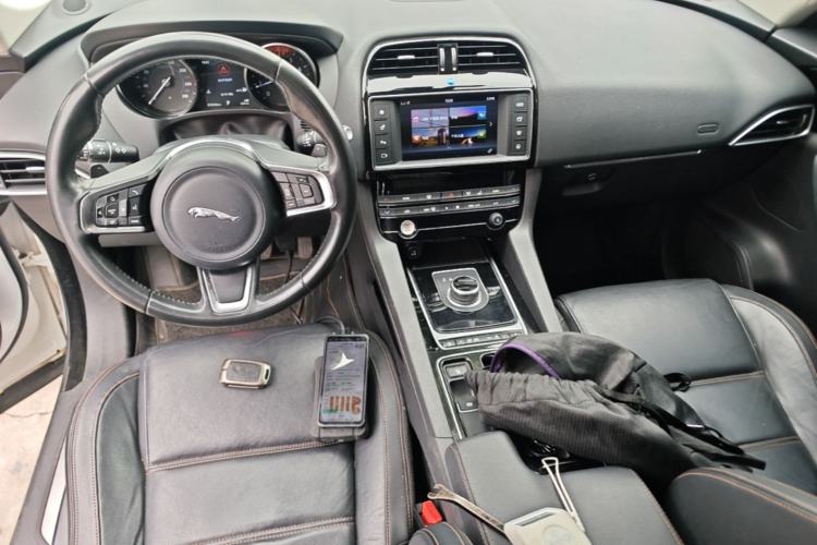 Used Jaguar F-PACE 2018 2.0T Two-Wheel Drive Urban Deluxe Edition Center Console
