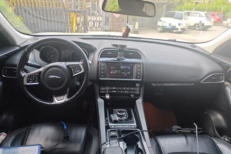 Used Jaguar F-PACE 2018 2.0T Four-Wheel Drive Urban Luxury Edition Center Console