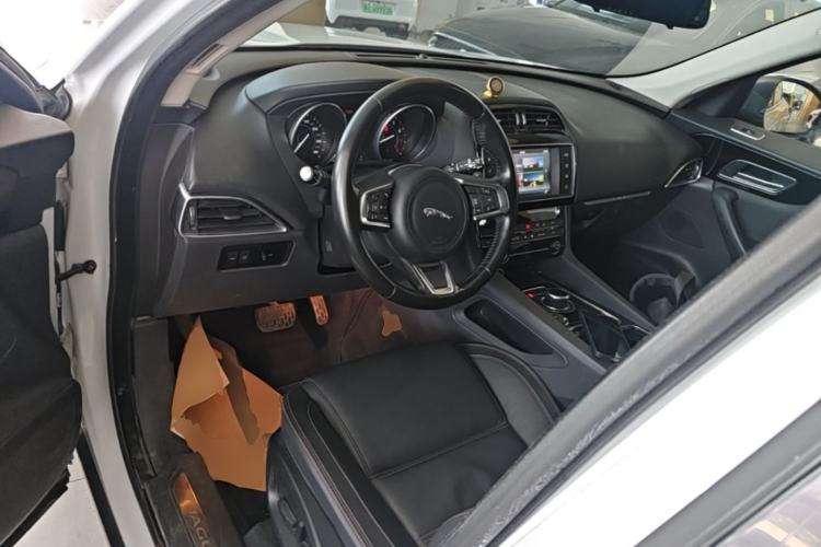 Used Jaguar F-PACE 2018 2.0T Four-Wheel Drive Urban Luxury Edition Center Console