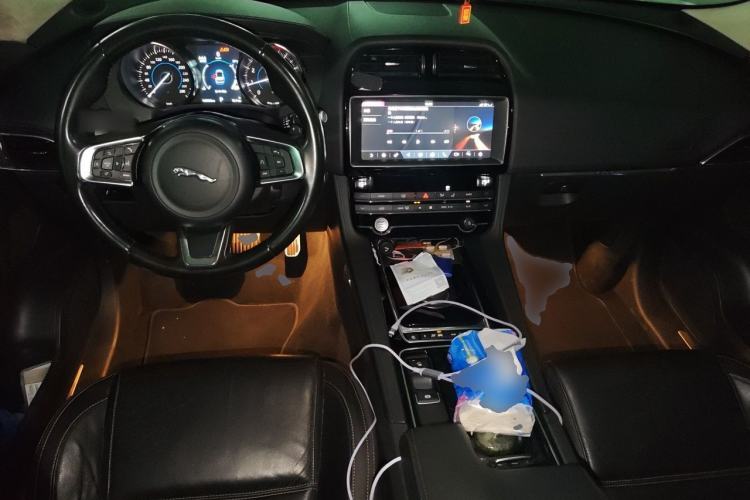 Used Jaguar F-PACE 2018 2.0T Four-Wheel Drive Urban Luxury Edition Center Console