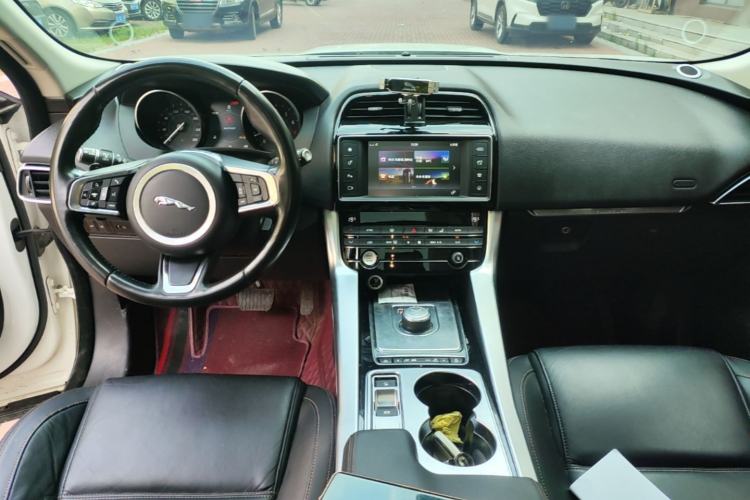Used Jaguar F-PACE 2018 2.0T Four-Wheel Drive Urban Luxury Edition Center Console