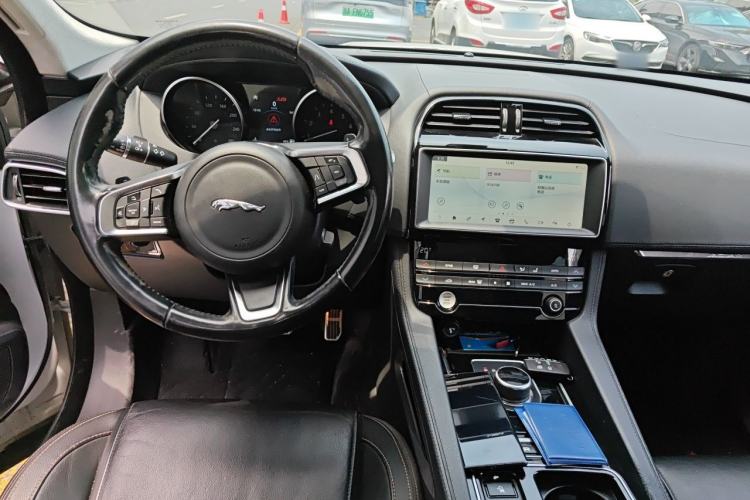 Used Jaguar F-PACE 2018 2.0T Two-Wheel Drive Urban Deluxe Edition Center Console