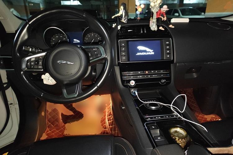 Used Jaguar F-PACE 2018 2.0T Four-Wheel Drive Urban Luxury Edition Center Console