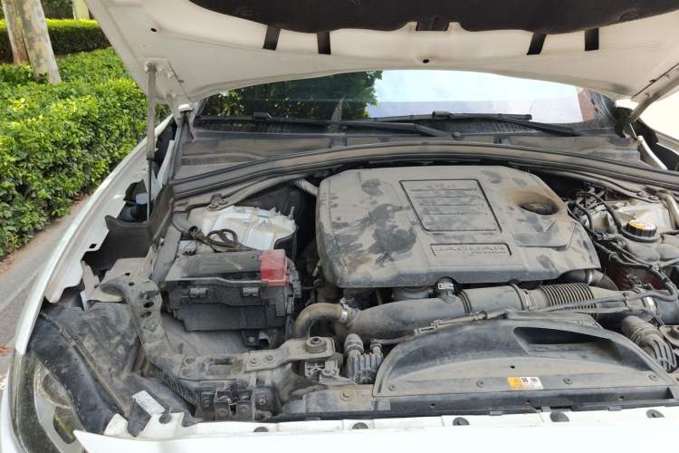 Used Jaguar F-PACE 2018 2.0T Four-Wheel Drive Urban Luxury Edition Engine Bay Right
