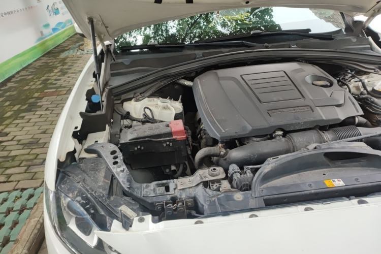 Used Jaguar F-PACE 2018 2.0T Two-Wheel Drive Urban Deluxe Edition Engine Bay Right