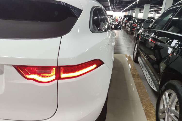 Used Jaguar F-PACE 2018 2.0T Two-Wheel Drive Urban Deluxe Edition Exterior 6