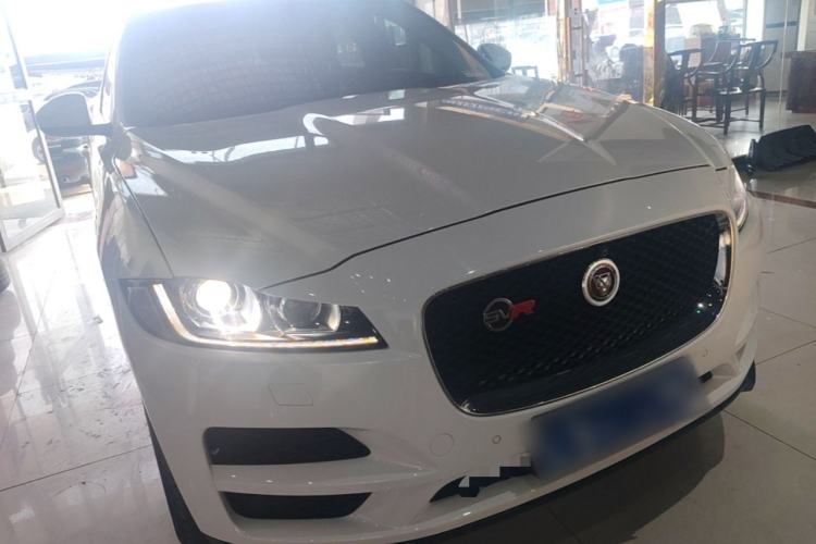 Used Jaguar F-PACE 2018 2.0T Two-Wheel Drive Urban Deluxe Edition Front Right 45 Deg