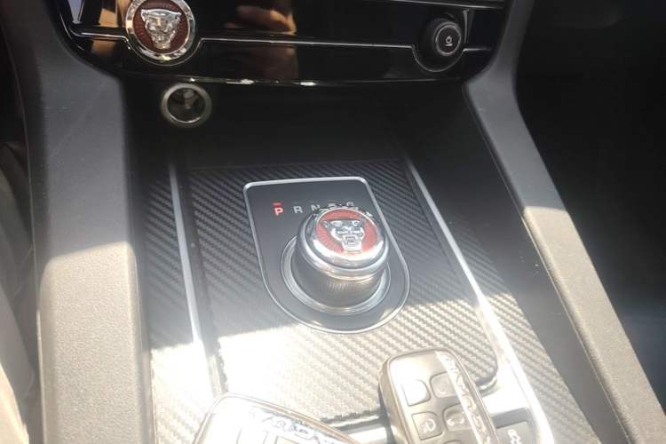 Used Jaguar F-PACE 2018 2.0T Four-Wheel Drive Urban Luxury Edition Gear Lever
