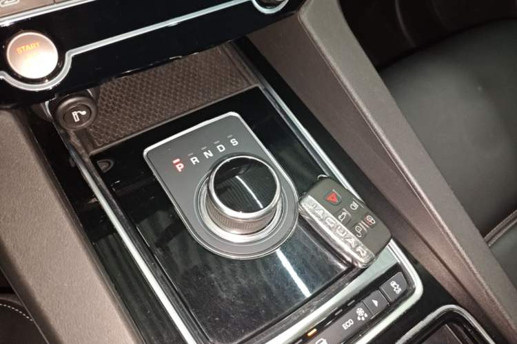 Used Jaguar F-PACE 2018 2.0T Four-Wheel Drive Urban Luxury Edition Gear Lever