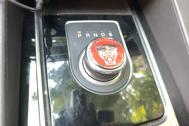Used Jaguar F-PACE 2018 2.0T Four-Wheel Drive Urban Luxury Edition Gear Lever