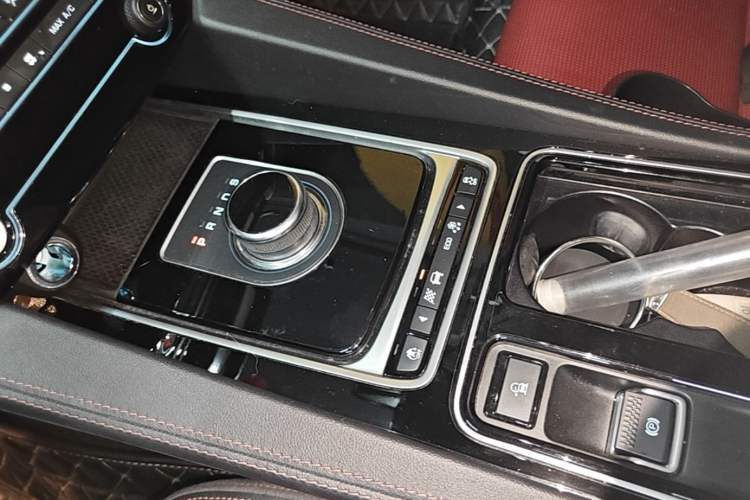 Used Jaguar F-PACE 2018 2.0T All-Wheel Drive R-Sport Sport Edition Gear Lever