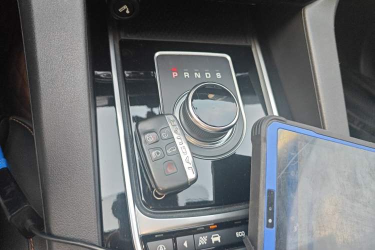 Used Jaguar F-PACE 2018 2.0T Four-Wheel Drive Urban Luxury Edition Gear Lever