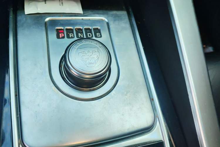 Used Jaguar F-PACE 2018 2.0T Four-Wheel Drive Urban Luxury Edition Gear Lever