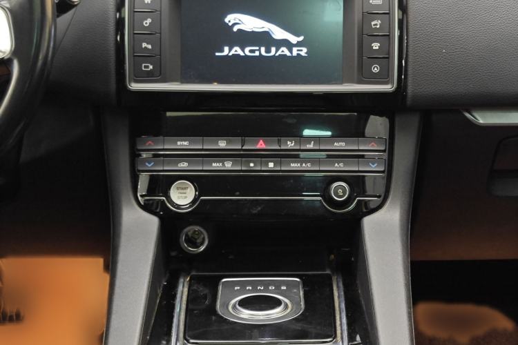 Used Jaguar F-PACE 2018 2.0T Four-Wheel Drive Urban Luxury Edition Interior 10