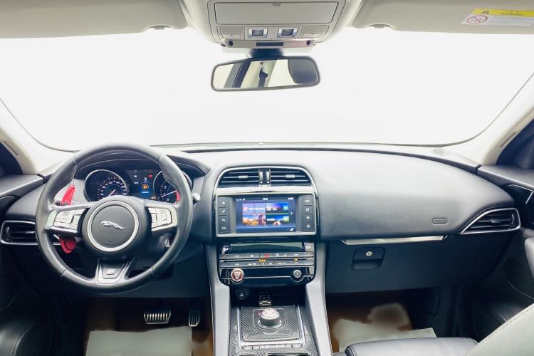 Used Jaguar F-PACE 2018 2.0T Two-Wheel Drive Urban Deluxe Edition Interior 11