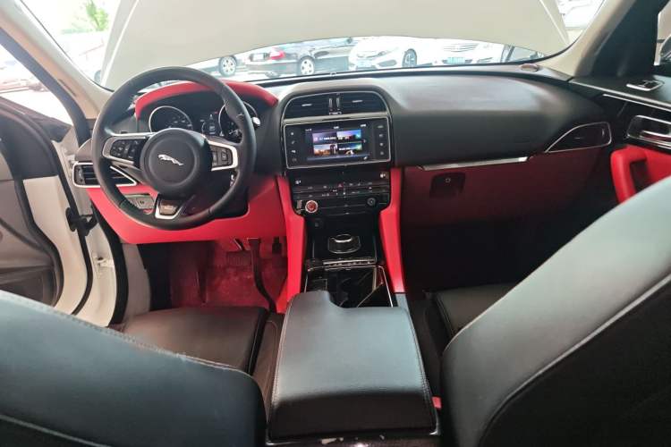 Used Jaguar F-PACE 2018 2.0T Two-Wheel Drive Urban Deluxe Edition Interior 2