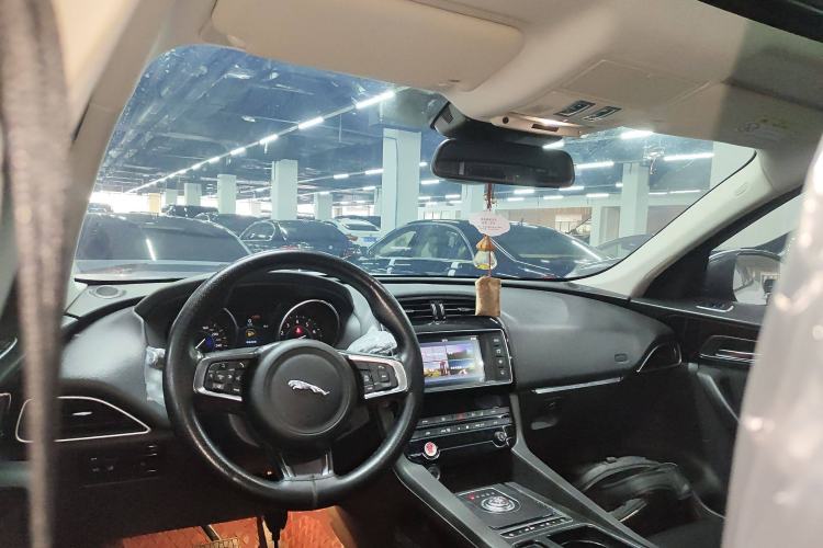 Used Jaguar F-PACE 2018 2.0T Two-Wheel Drive Urban Deluxe Edition Interior 2