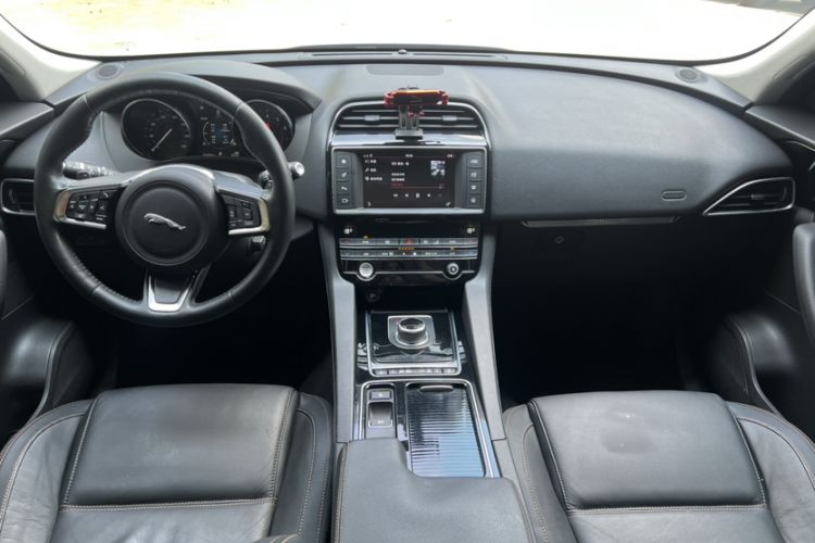 Used Jaguar F-PACE 2018 2.0T Four-Wheel Drive Urban Luxury Edition Interior 2