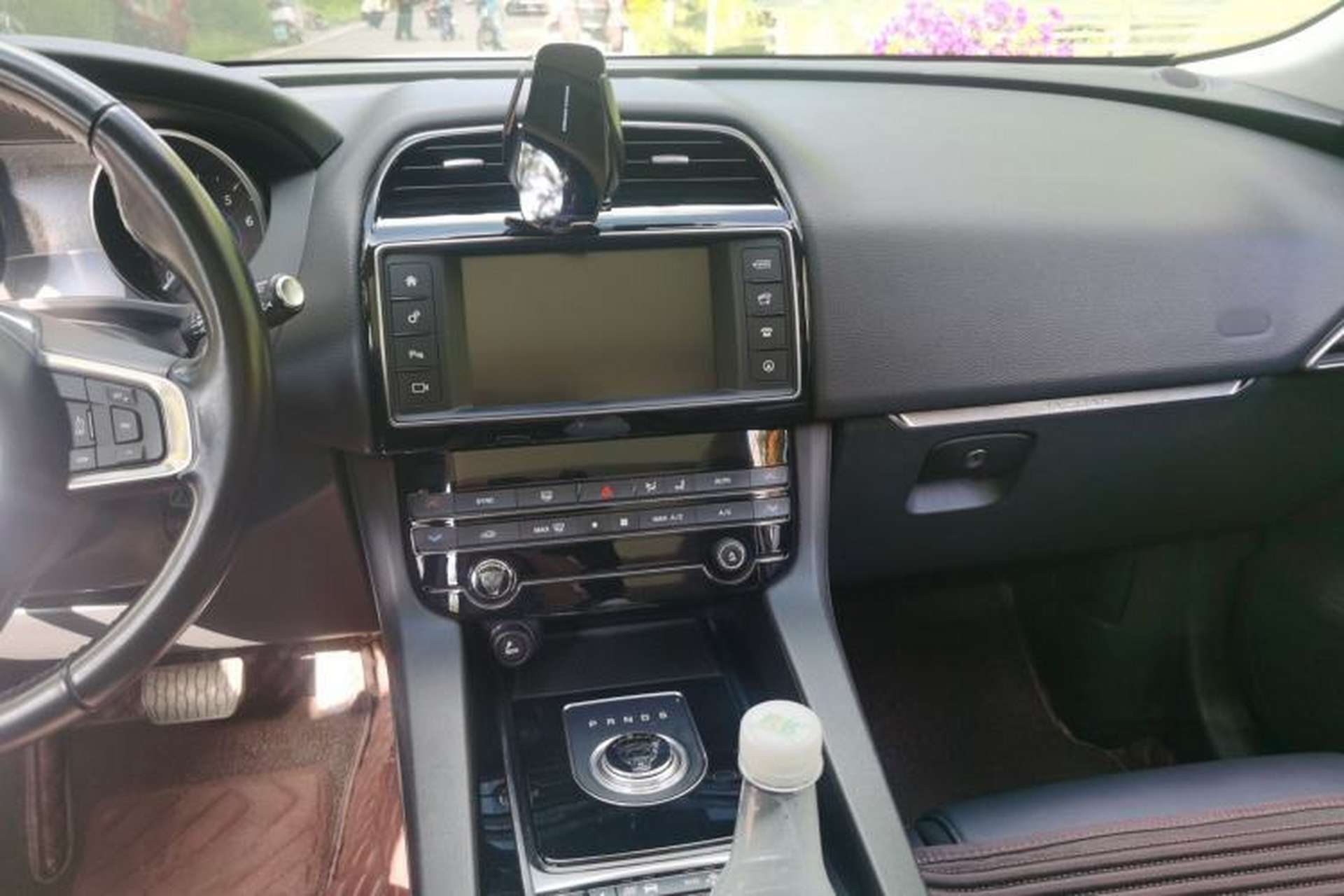 Used Jaguar F-PACE 2018 2.0T Two-Wheel Drive Urban Deluxe Edition Interior 2
