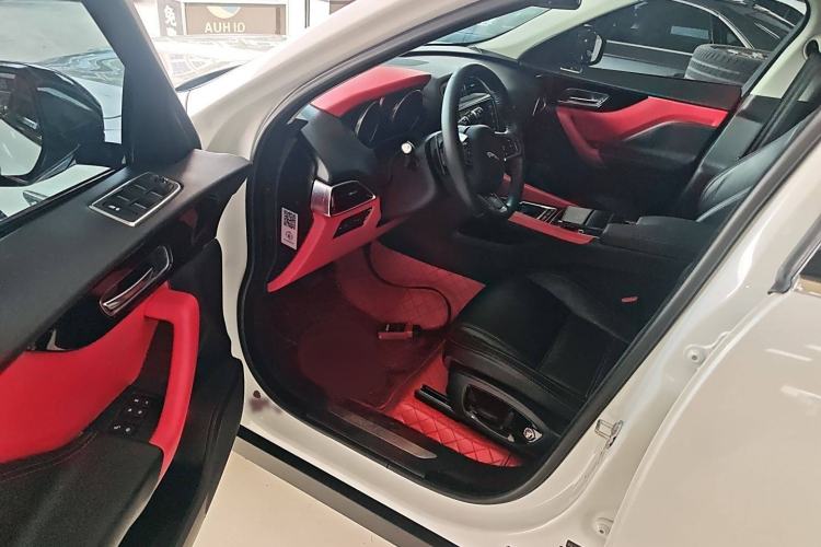 Used Jaguar F-PACE 2018 2.0T Two-Wheel Drive Urban Deluxe Edition Interior 3