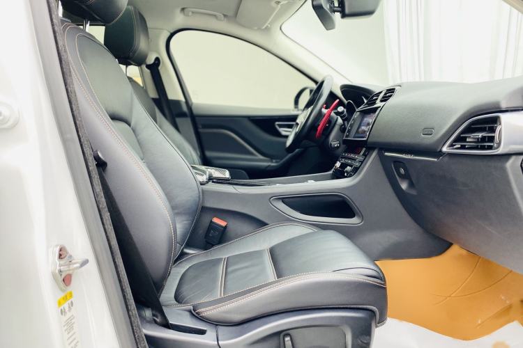Used Jaguar F-PACE 2018 2.0T Two-Wheel Drive Urban Deluxe Edition Interior 3