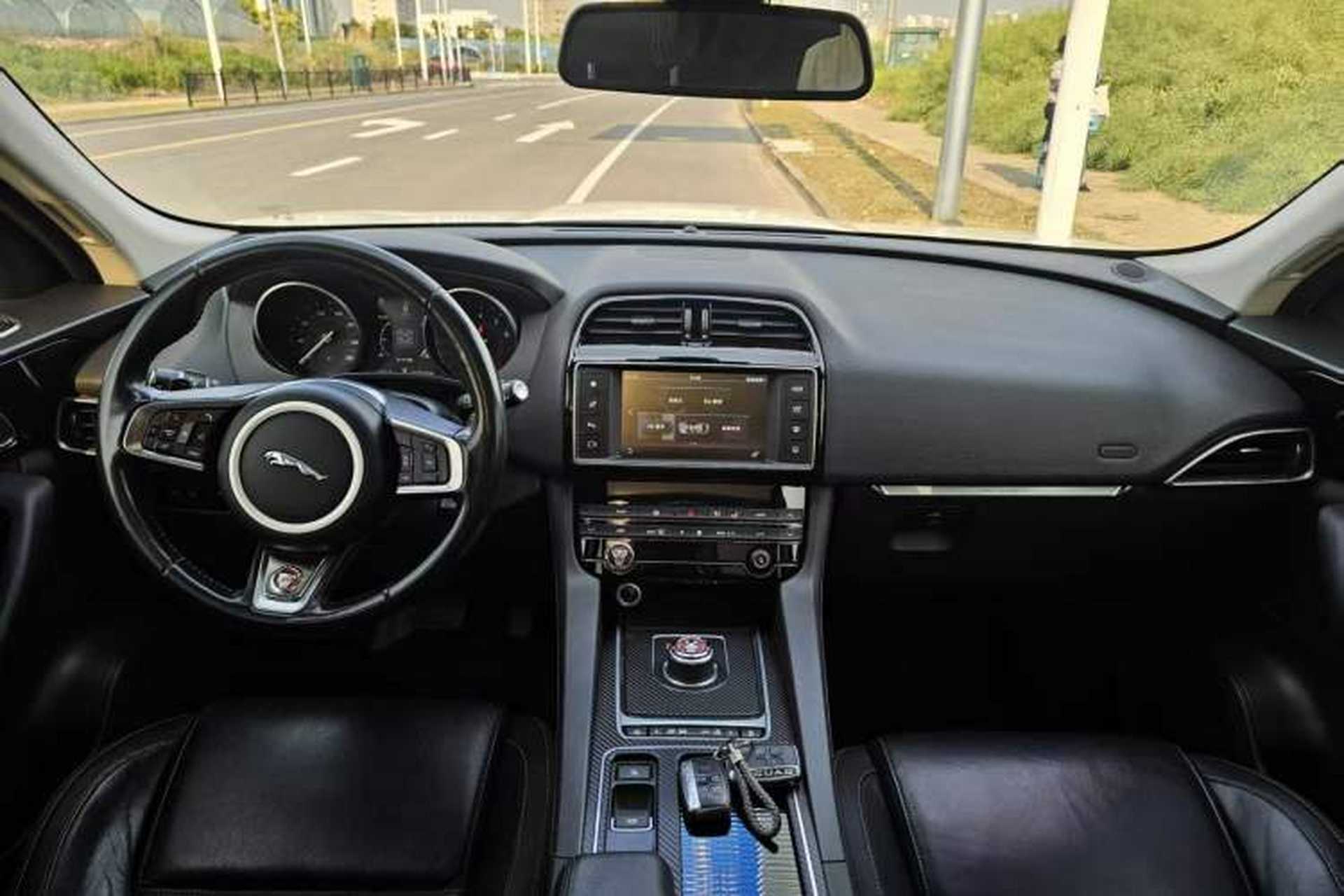 Used Jaguar F-PACE 2018 2.0T Four-Wheel Drive Urban Luxury Edition Interior 4