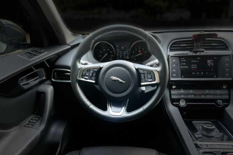 Used Jaguar F-PACE 2018 2.0T Four-Wheel Drive Urban Luxury Edition Interior 4
