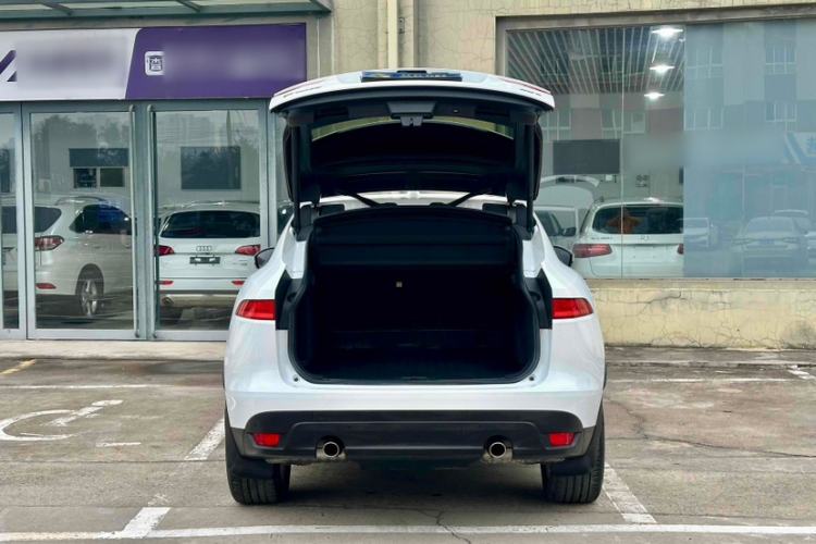 Used Jaguar F-PACE 2018 2.0T Two-Wheel Drive Urban Deluxe Edition Interior 4