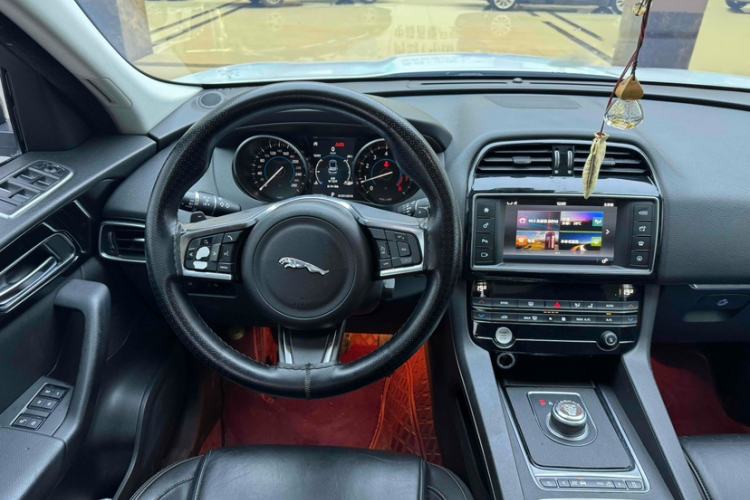 Used Jaguar F-PACE 2018 2.0T Two-Wheel Drive Urban Deluxe Edition Interior 5