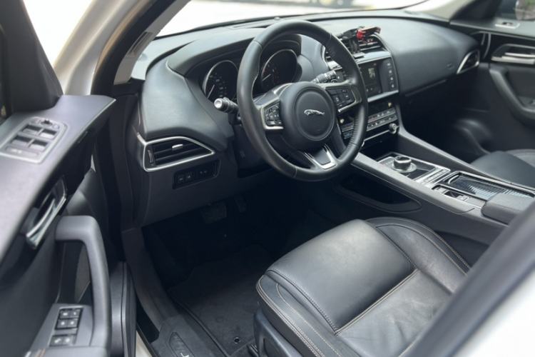 Used Jaguar F-PACE 2018 2.0T Four-Wheel Drive Urban Luxury Edition Interior 5