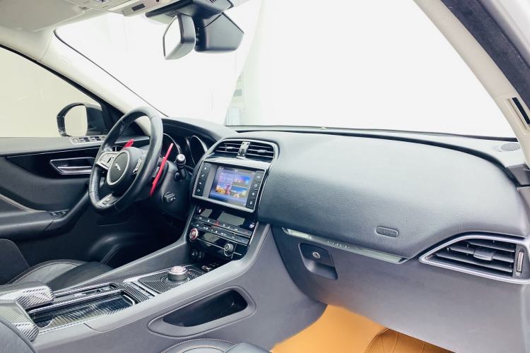 Used Jaguar F-PACE 2018 2.0T Two-Wheel Drive Urban Deluxe Edition Interior 5