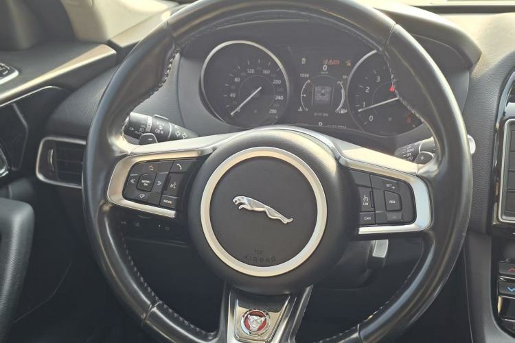 Used Jaguar F-PACE 2018 2.0T Four-Wheel Drive Urban Luxury Edition Interior 6