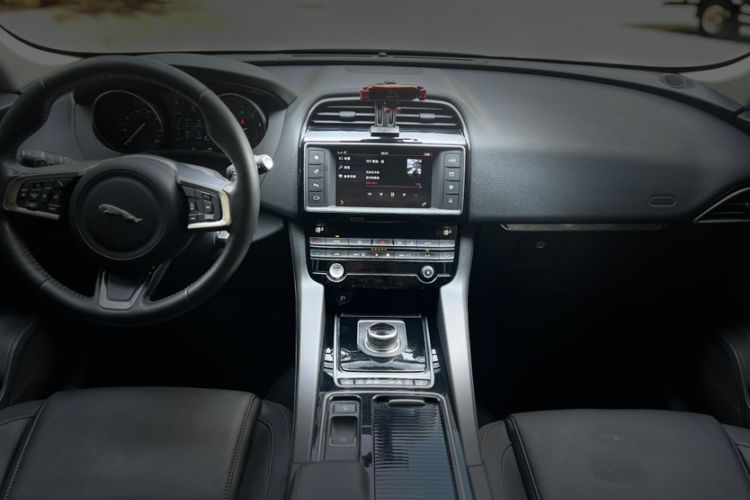 Used Jaguar F-PACE 2018 2.0T Four-Wheel Drive Urban Luxury Edition Interior 6