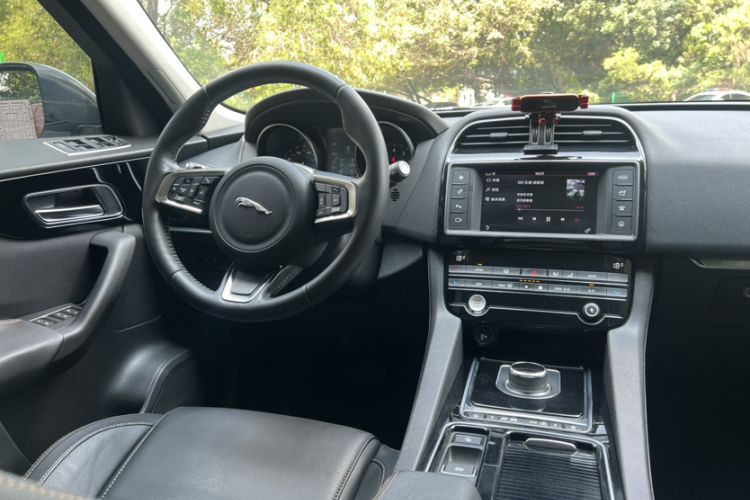 Used Jaguar F-PACE 2018 2.0T Four-Wheel Drive Urban Luxury Edition Interior 7