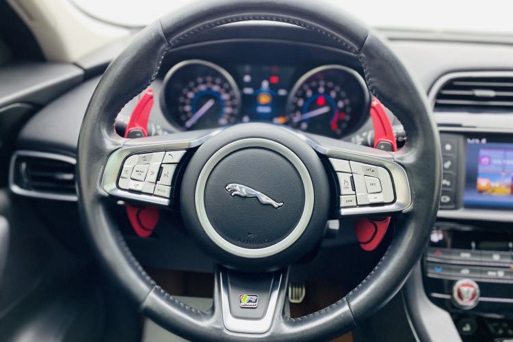 Used Jaguar F-PACE 2018 2.0T Two-Wheel Drive Urban Deluxe Edition Interior 7
