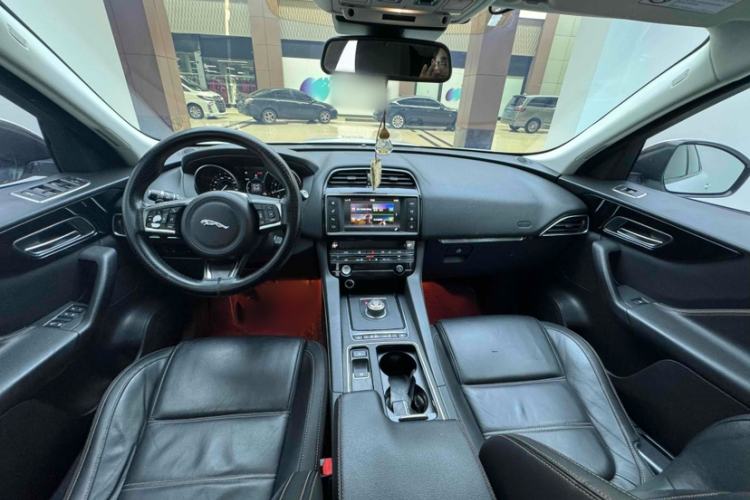 Used Jaguar F-PACE 2018 2.0T Two-Wheel Drive Urban Deluxe Edition Interior 8