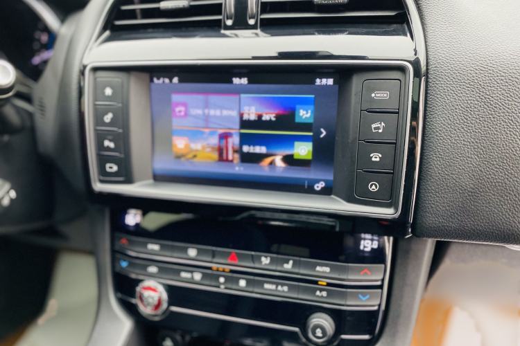 Used Jaguar F-PACE 2018 2.0T Two-Wheel Drive Urban Deluxe Edition Interior 8