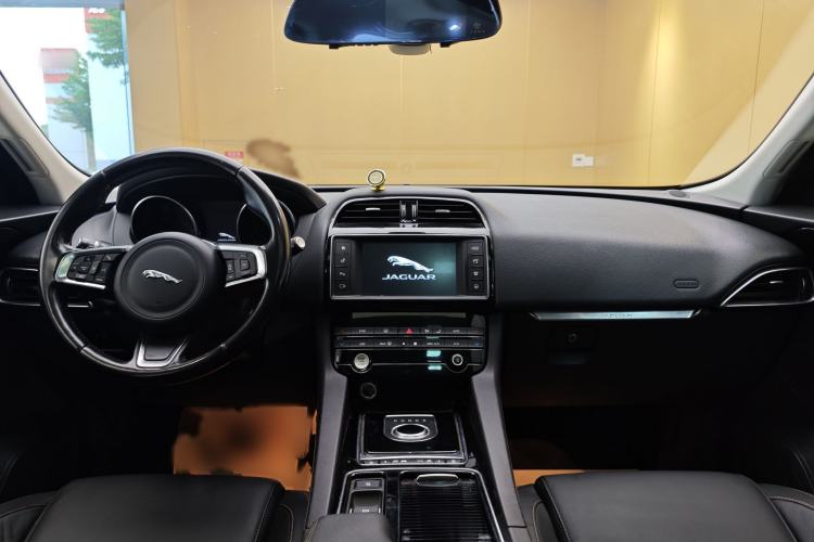 Used Jaguar F-PACE 2018 2.0T Four-Wheel Drive Urban Luxury Edition Interior 9