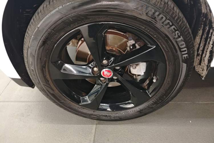 Used Jaguar F-PACE 2018 2.0T Four-Wheel Drive Urban Luxury Edition Left Front Wheel Hub